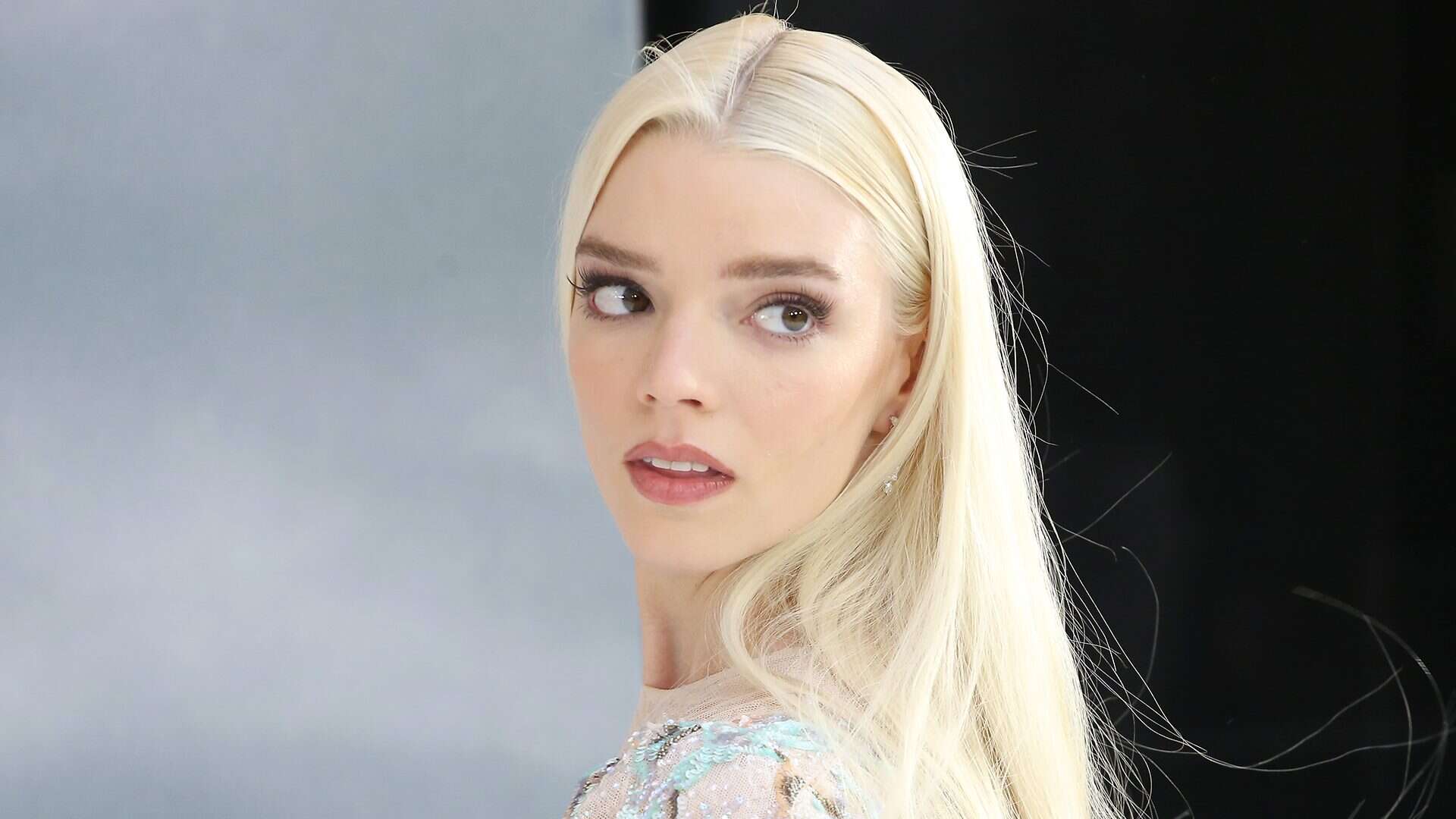 Il matrimonio di Anya Taylor-Joy: il significato del colibrì e degli altri simboli sul vestito da sposa