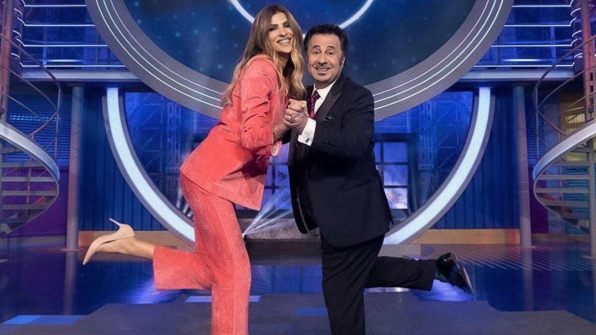 Cristina Chiabotto torna in tv: dal tailleur fucsia alla gonna di cristalli, i look per il GialappaShow