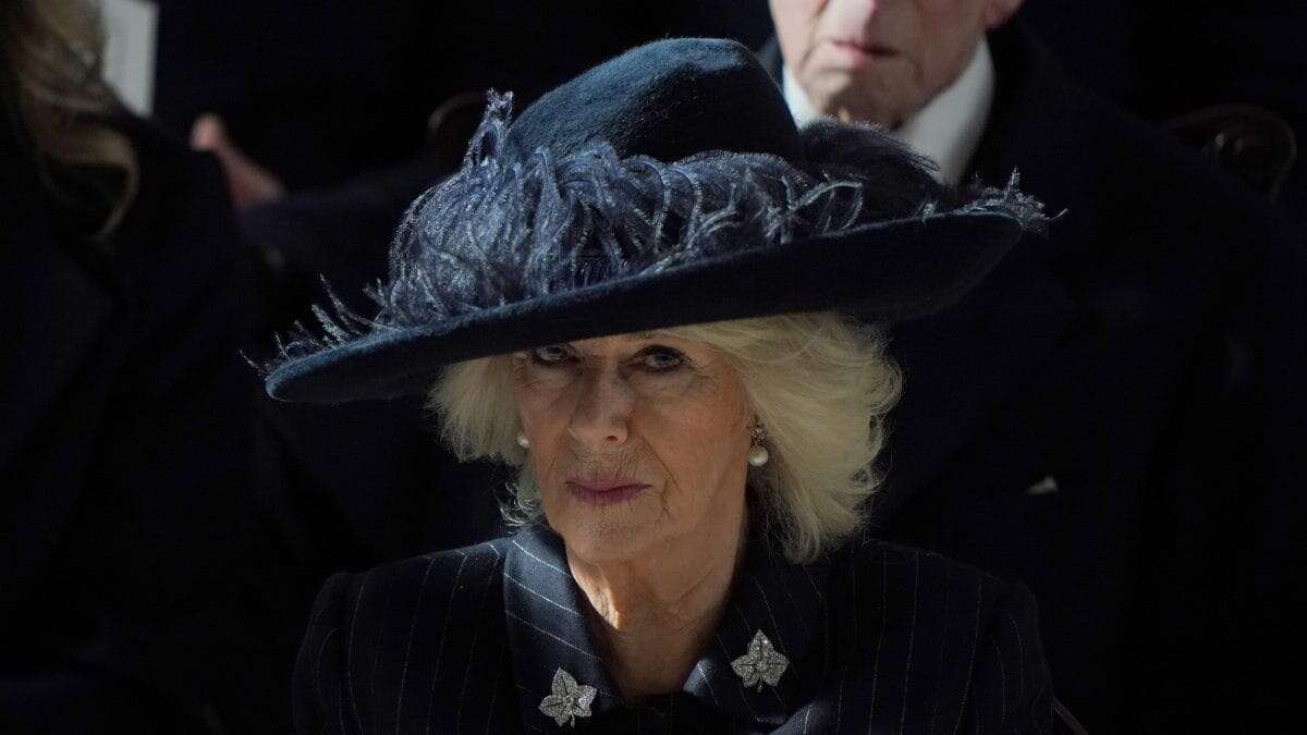 Camilla in pubblico senza Carlo: indossa per la prima volta le spille gemelle di Elisabetta II