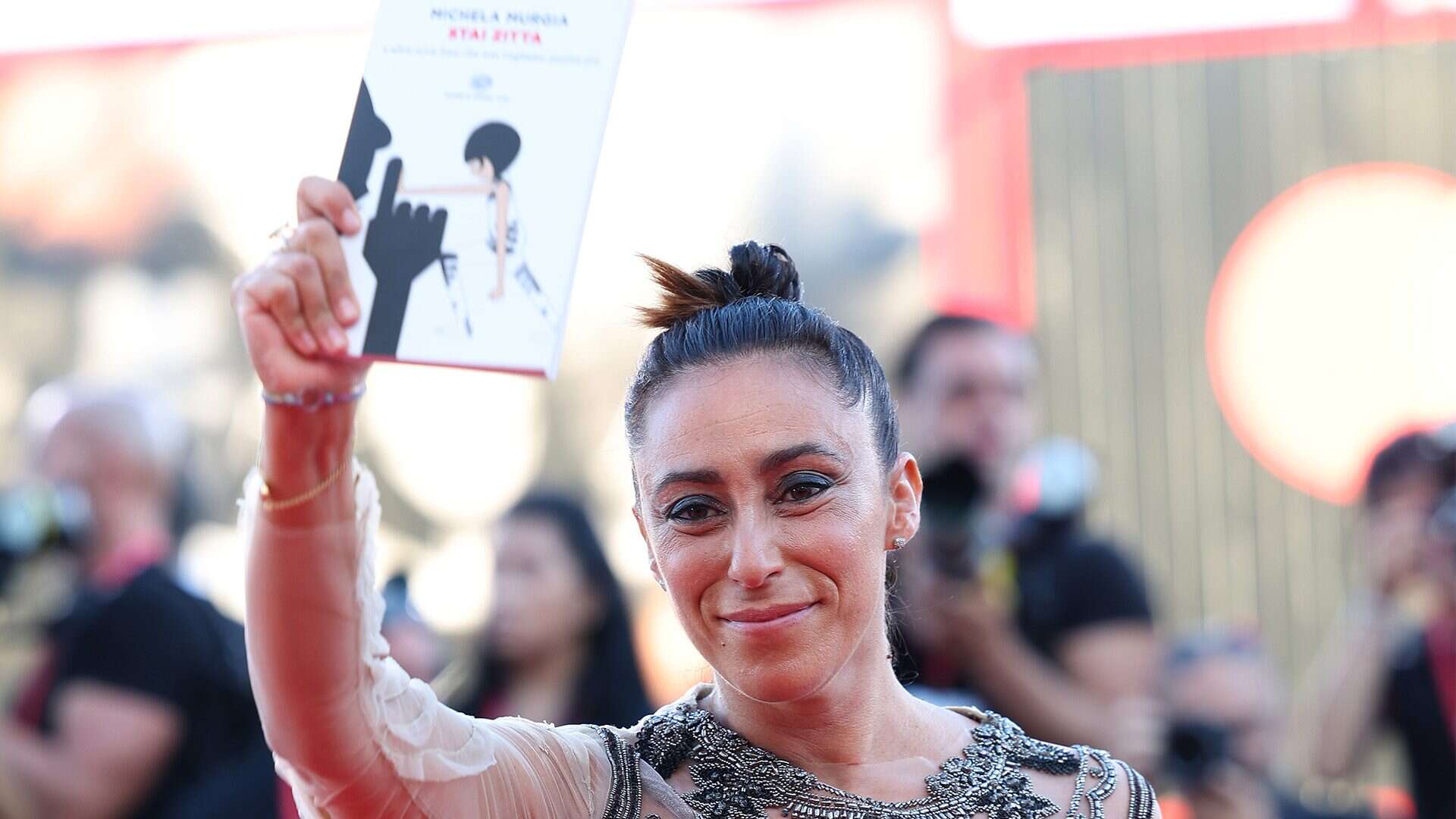 Francesca Vecchioni a Venezia 2023 col libro di Michela Murgia: le parole sono un’arma contro la violenza