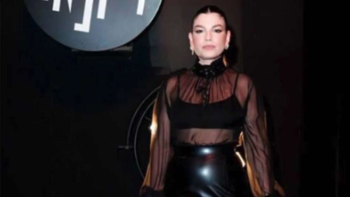 Emma Marrone a Le Iene è dark: gonna di pelle e camicia trasparente con dettagli bondage