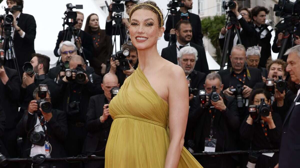 Karlie Kloss è una dea della maternità a Cannes: mostra il pancione con l’abito monospalla