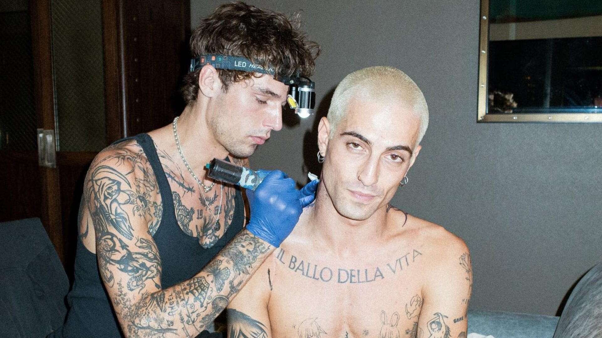 Damiano dei Maneskin torna a tatuarsi: qual è il significato dei tribali sulle spalle