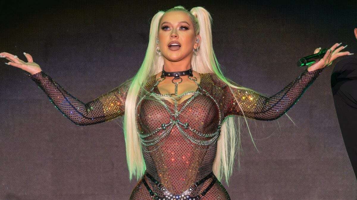 Christina Aguilera al Pride di New York con la tuta arcobaleno: è bondage tra borchie e falli gioiello