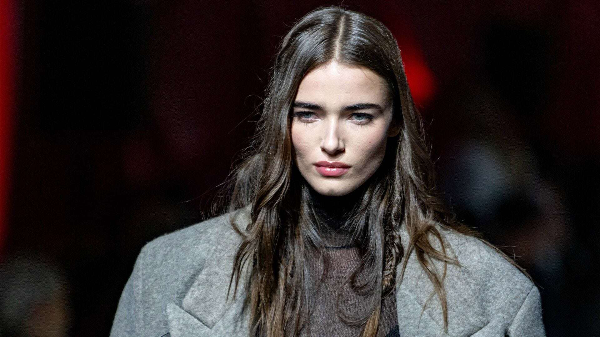 Effetto bagnato, trecce e chiome morbide: le tendenze capelli dalle sfilate Autunno/Inverno 24-25