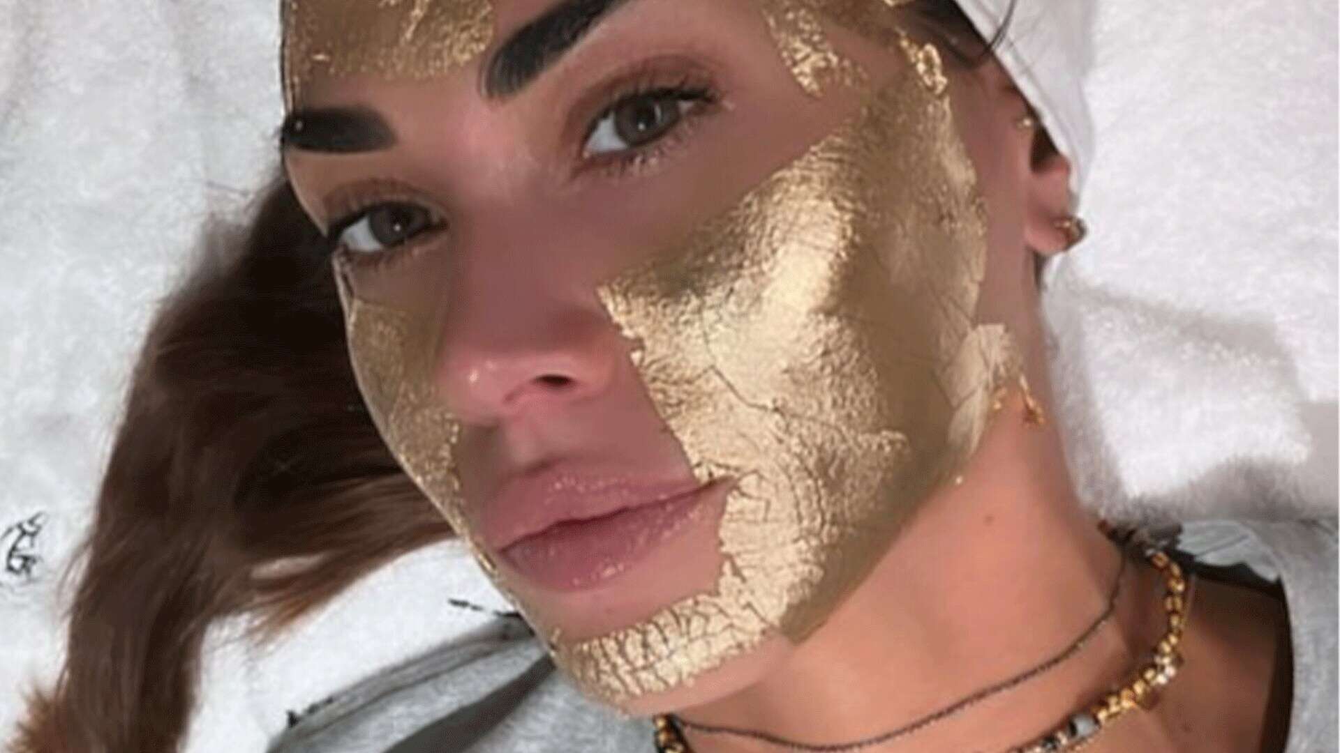 Melissa Satta con la maschera d’oro: il trattamento beauty delle star per ringiovanire la pelle