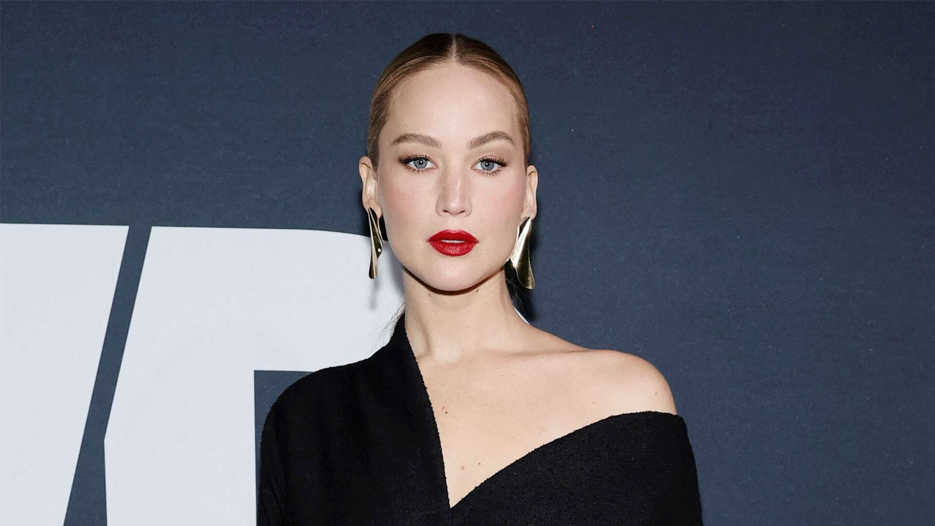 Jennifer Lawrence diva in nero: è chic e sensuale con spalla scoperta e rossetto rosso fuoco