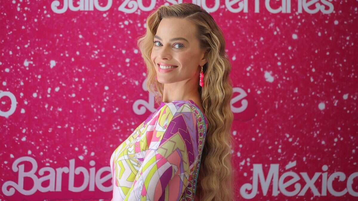 Margot Robbie alla premiere di Barbie coi capelli ricci lunghissimi: a chi si ispira l’acconciatura