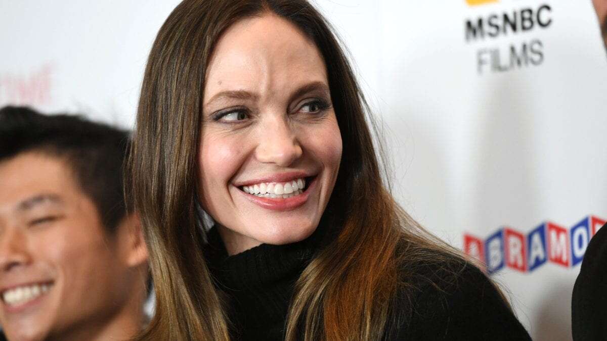 Aneglina Jolie irriconoscibile con occhiali e capelli raccolti per le strade di Parigi