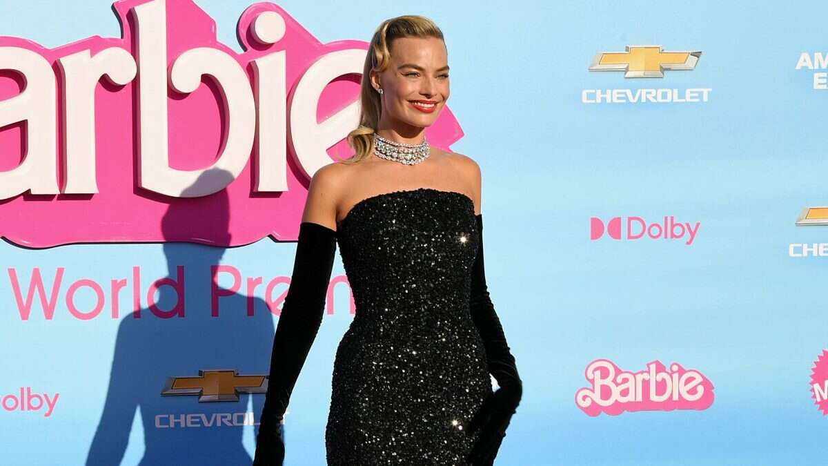 Margot Robbie dice addio al rosa: perché indossa un abito nero alla prima mondiale del film Barbie