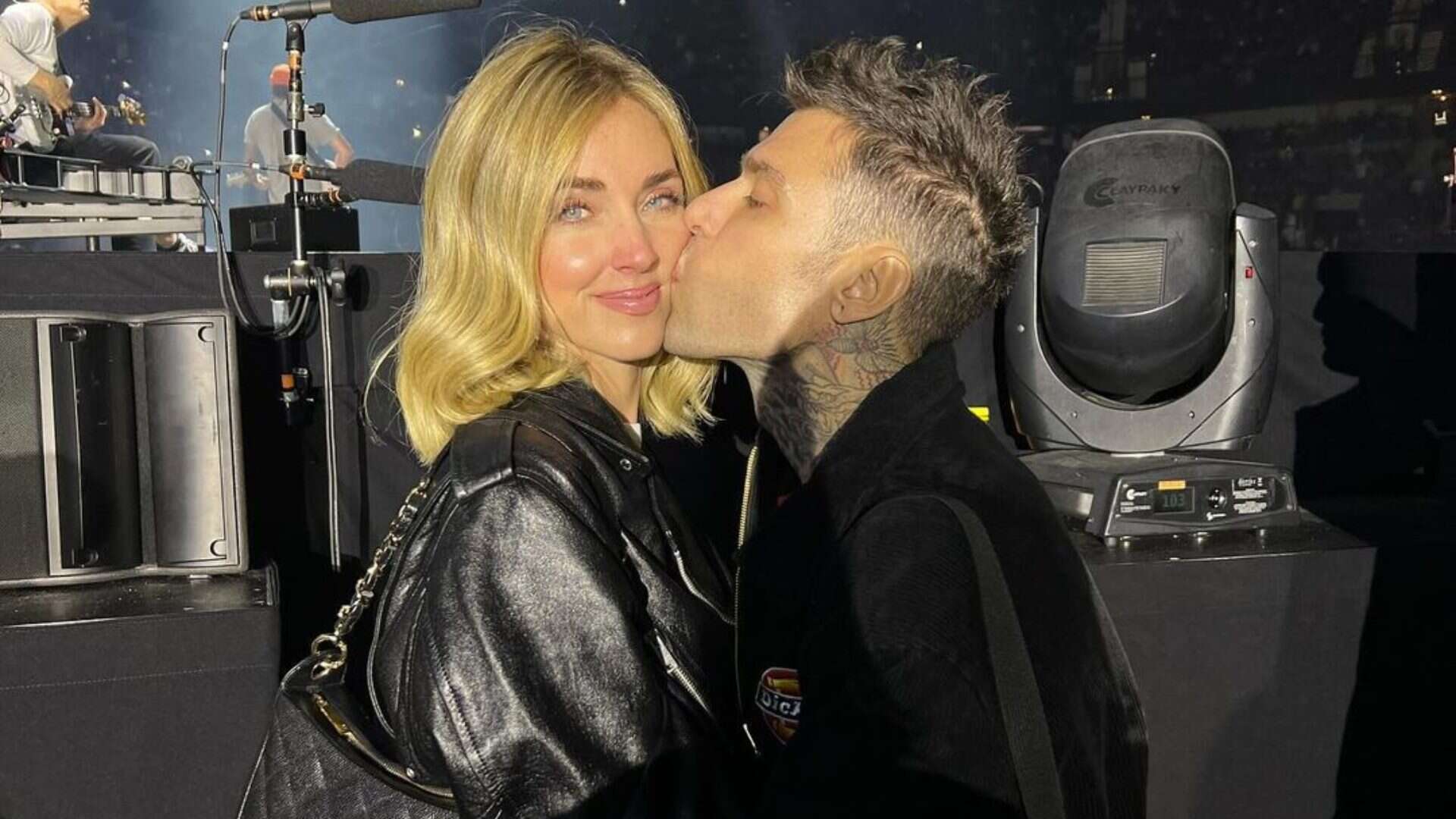 Fedez e Chiara Ferragni dai Blink-182: lui con look da fan, lei con il chiodo rock da quasi 5mila euro