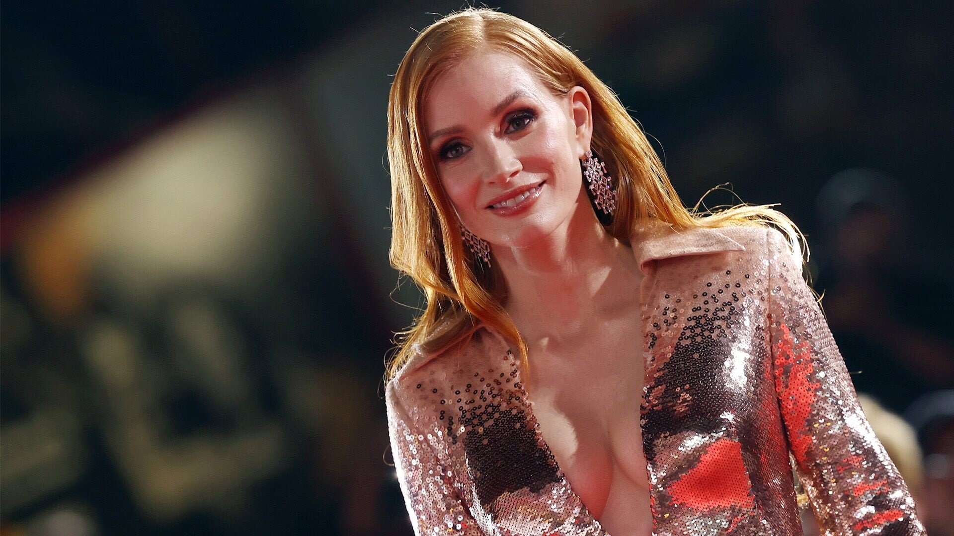 Jessica Chastain vestita di paillettes è la diva del red carpet al Festival di Venezia