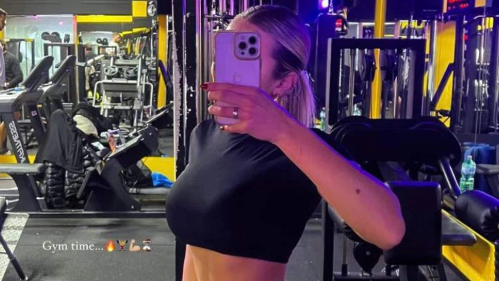 Chanel Totti mostra gli addominali: in palestra veste di nero con crop top e pantaloni ciclista