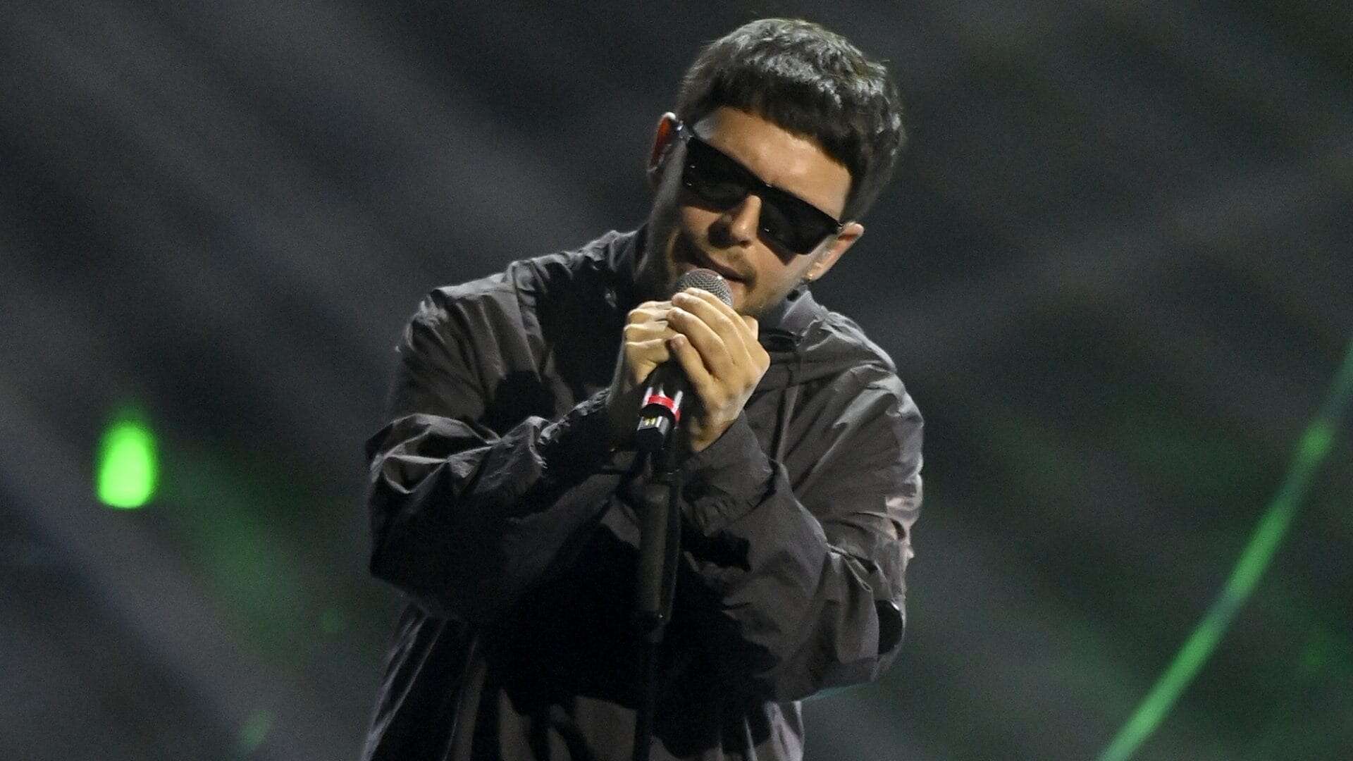 Perché Gazzelle si esibisce sempre con gli occhiali da sole a Sanremo 2024