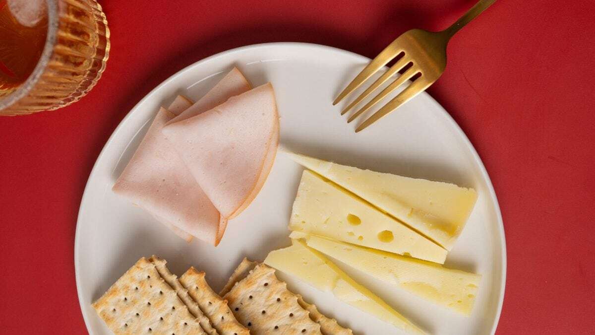 Né una cena né uno spuntino: perché la Girl Dinner è la nostra liberazione dai fornelli