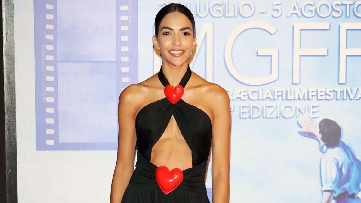 Rocìo Muñoz Morales porta l’estate sul red carpet: sull’abito ha dei gonfiabili a forma di cuore