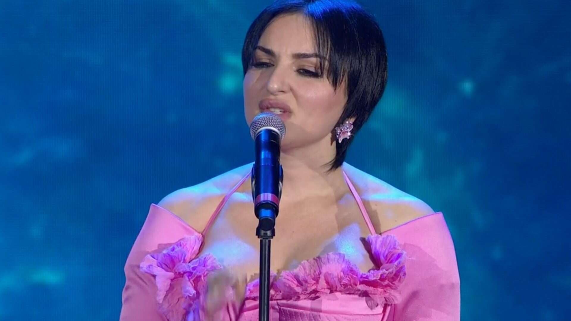 Arisa torna a Sanremo 2024: perché ha indossato un abito che sembra un’armatura rosa