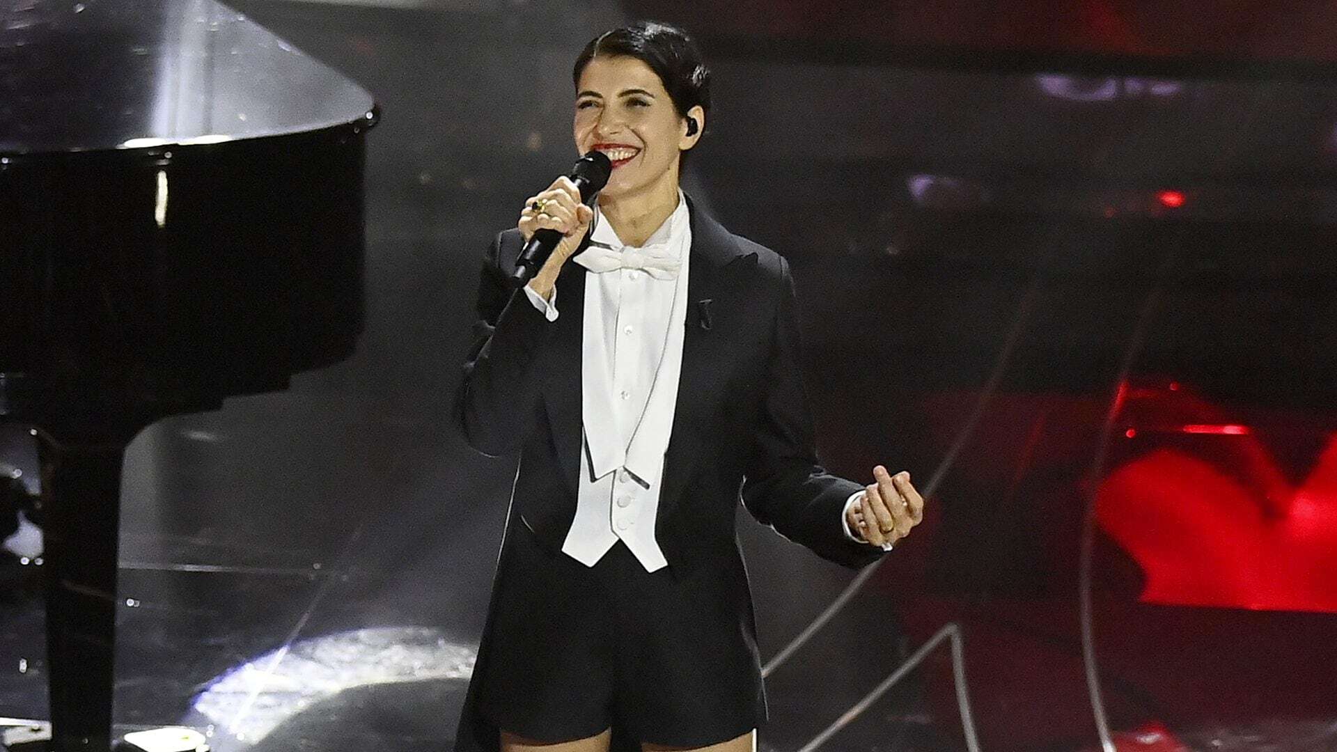 Giorgia veste da uomo a Sanremo 2024: apre la seconda serata col frac (ma con short e stivali)