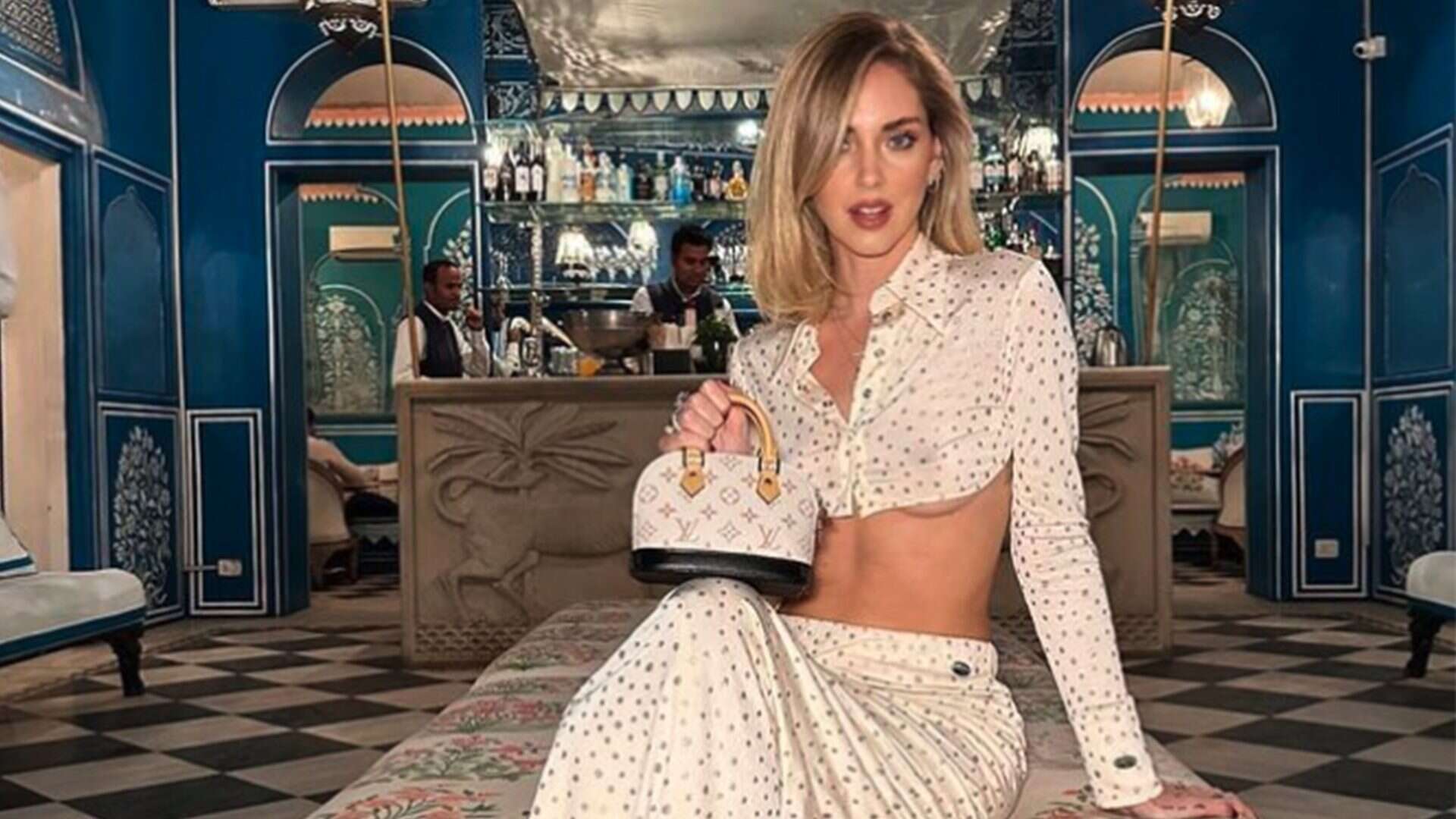 Chiara Ferragni col completo sparkling: la camicetta crop scopre l’underboob