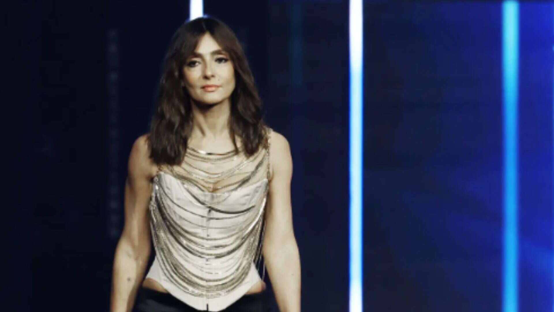 Ambra Angiolini a X-Factor 2023 col corsetto stringato: arricchisce il look con la body chain d’oro