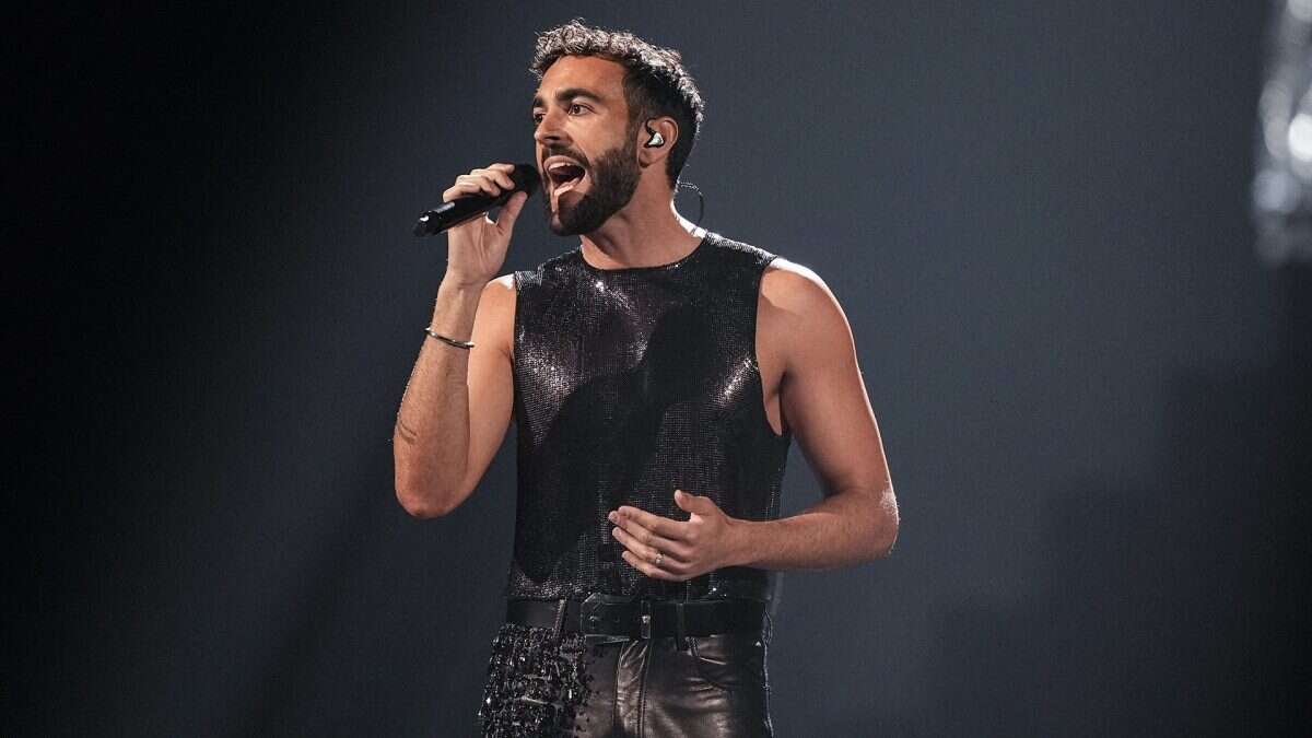 Marco Mengoni, i look per la finale dell’Eurovision: dai cristalli ai pantaloni tigrati