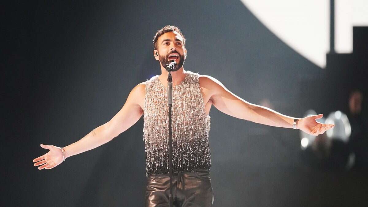 Marco Mengoni nella finale di Eurovision 2023 è glam rock con top di cristalli e pantaloni di pelle