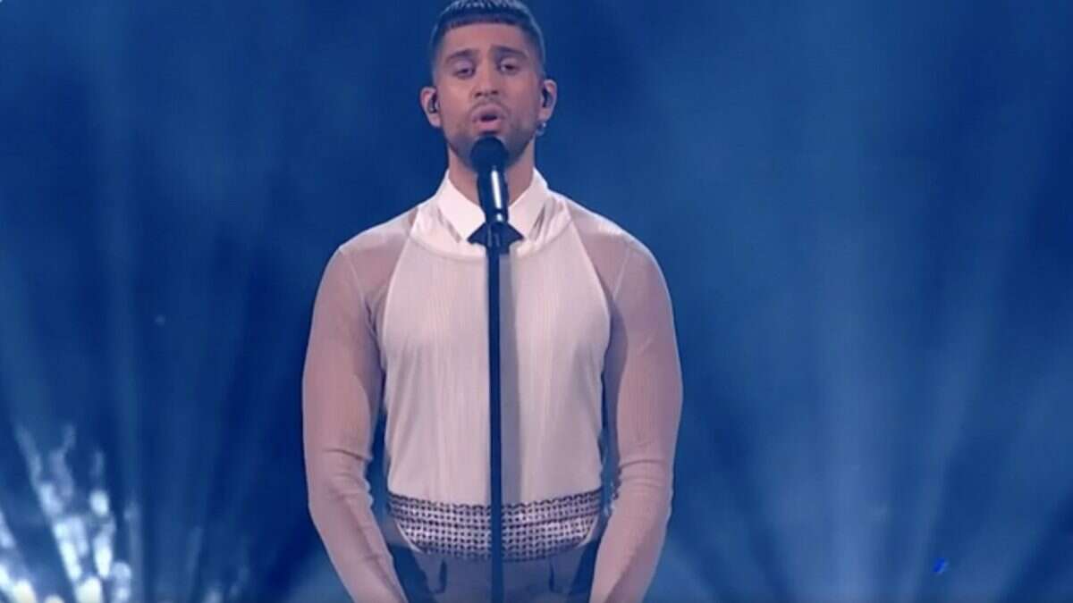 Mahmood all’Eurovision 2023 indossa la camicia “al contrario” (e slip argento in vista)