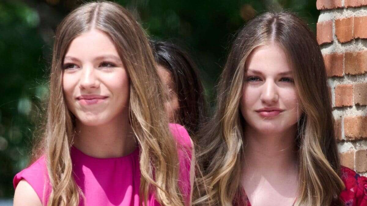 Leonor e Sofia di Spagna senza genitori all’evento ufficiale: vestono a contrasto con le espadrillas