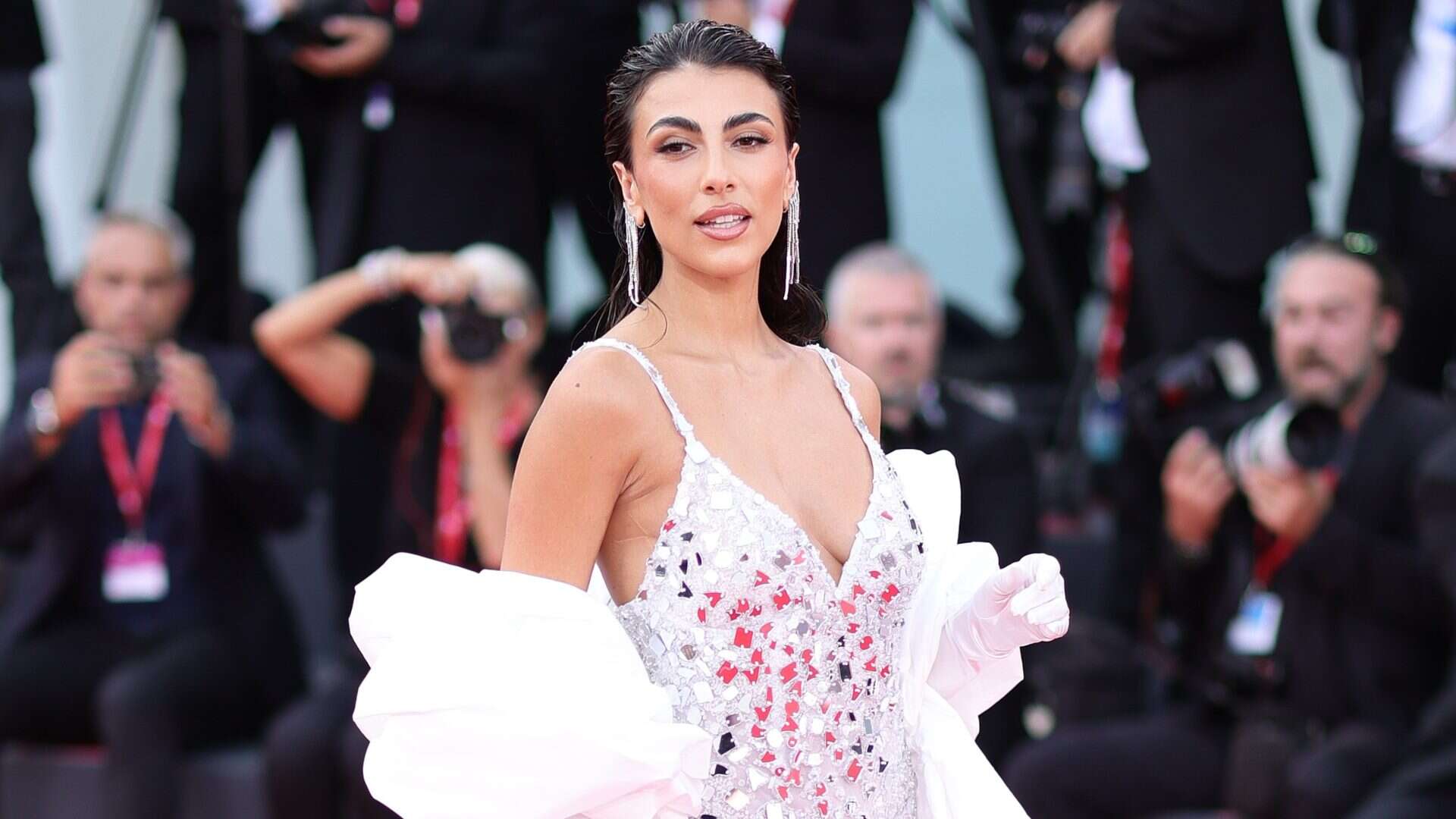 Giulia Salemi brilla a Venezia ’80: sul red carpet sfila con l’abito di specchi