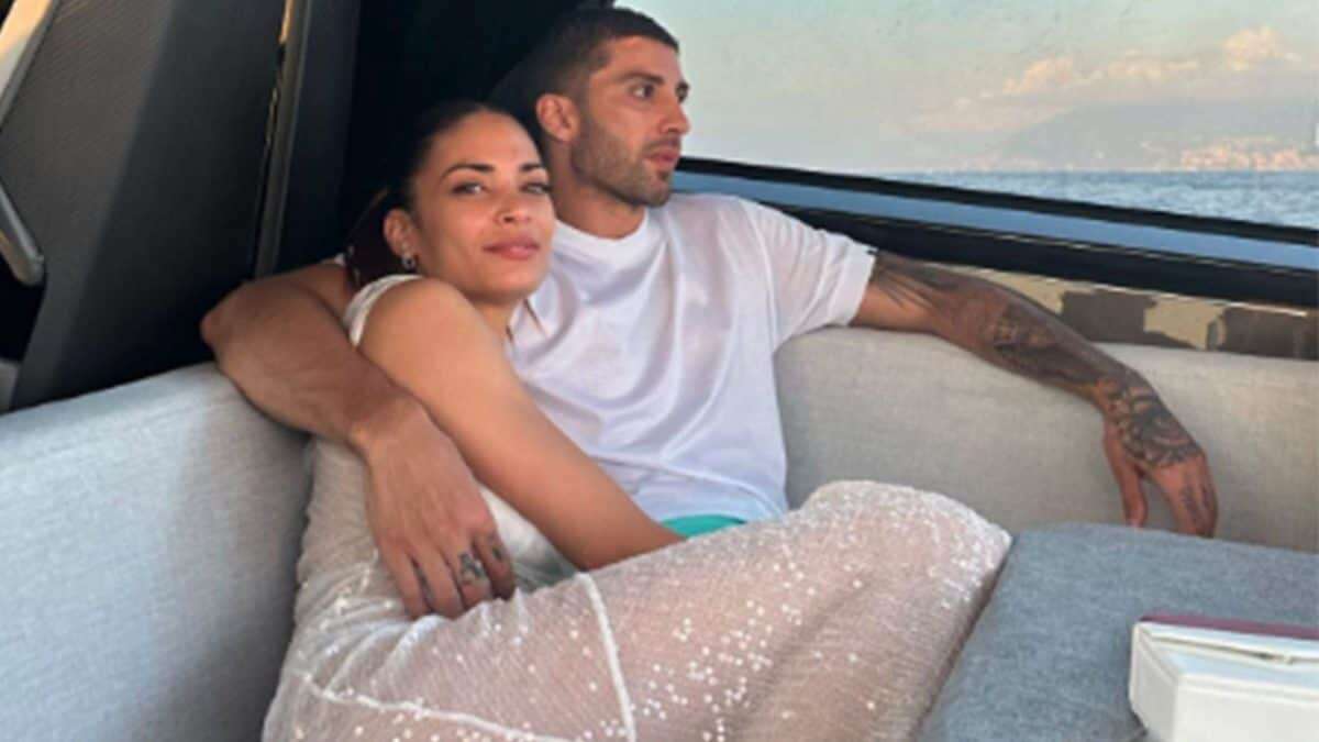 Elodie in barca a Capri con Andrea Iannone: al bikini bianco abbina l’abito trasparente di paillettes