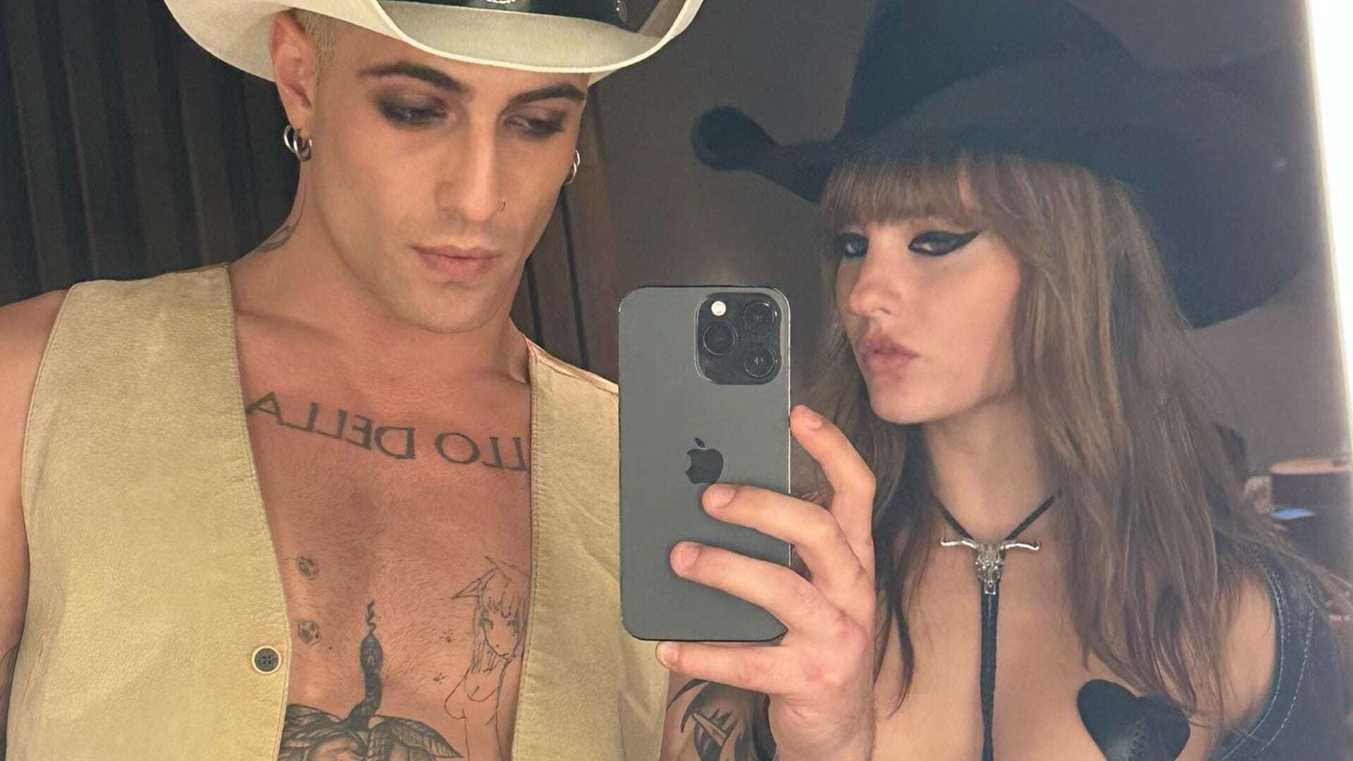 Victoria dei Maneskin in versione cowgirl: il top-corsetto si indossa solo con i copricapezzoli