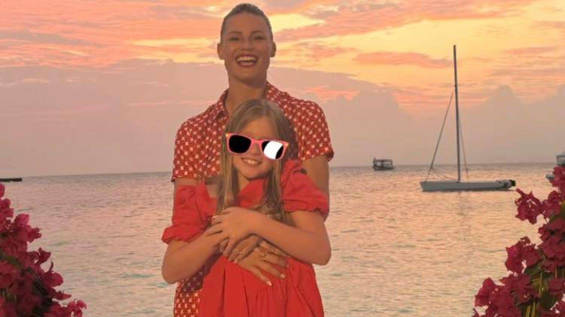 Michelle Hunziker alle Maldive con la figlia: San Valentino in coordinato con i look rossi