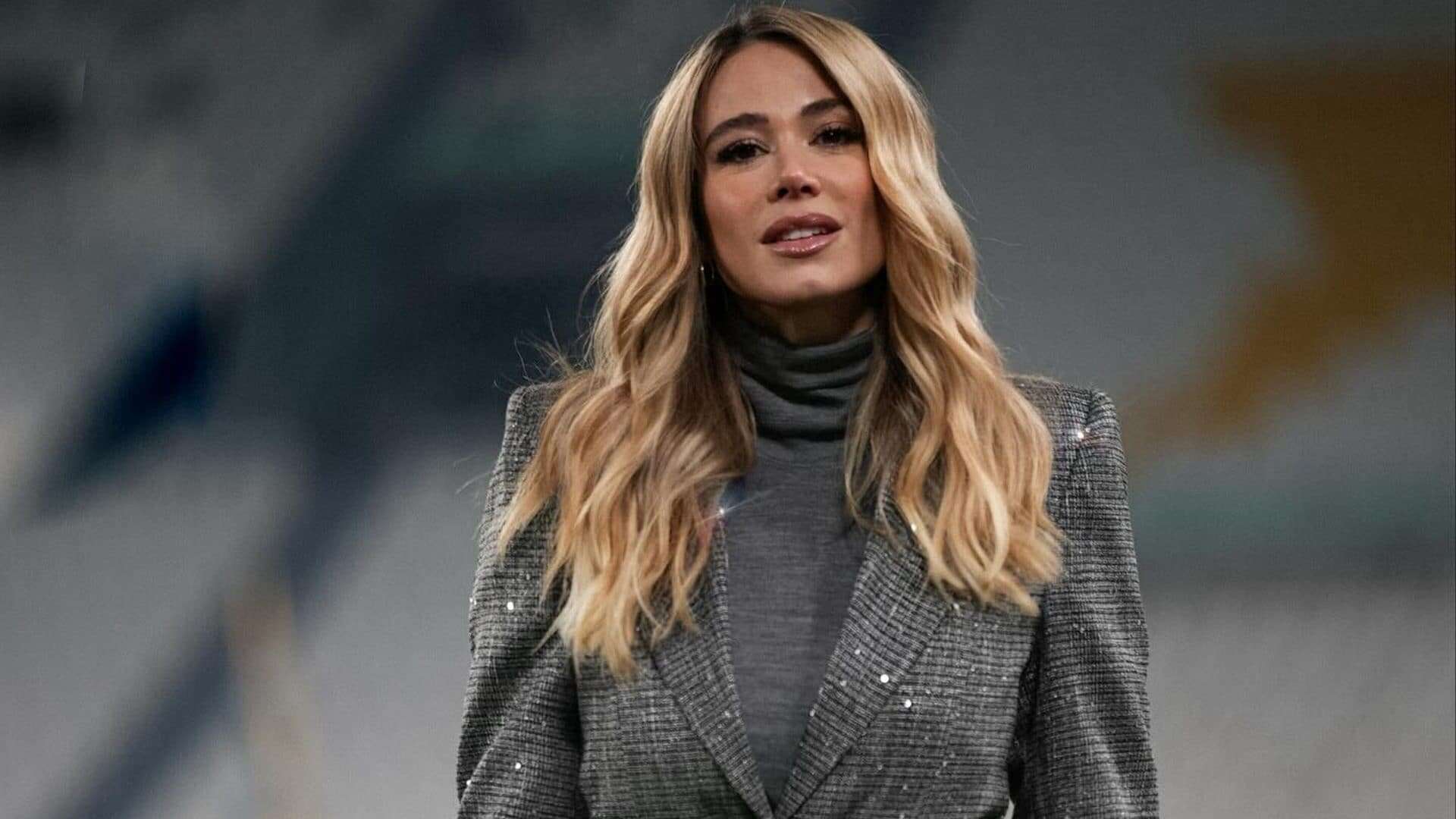 Diletta Leotta in campo col tailleur sparkling: qual è il suo segreto per combattere il freddo