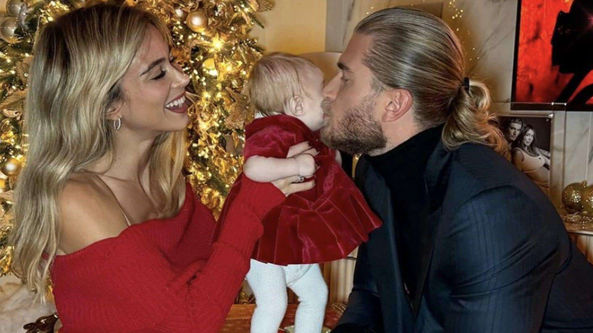 Il primo Natale in tre di Diletta Leotta: veste di rosso come la piccola Aria