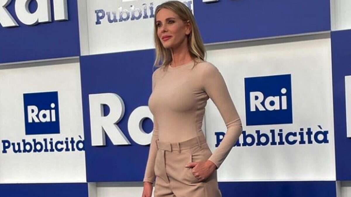 Alessia Marcuzzi torna in Rai con il completo nude: incanta con l’eleganza della semplicità