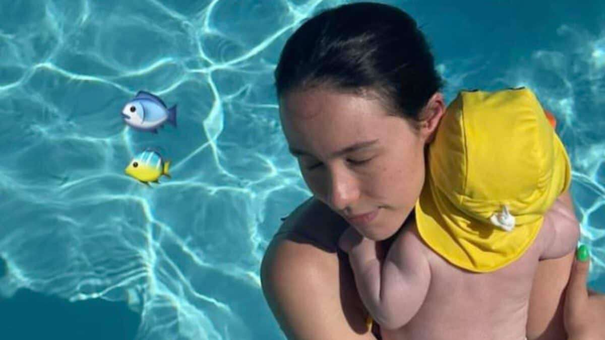 Aurora Ramazzotti in piscina con Cesare: il suo primo costumino è coordinato al cappello