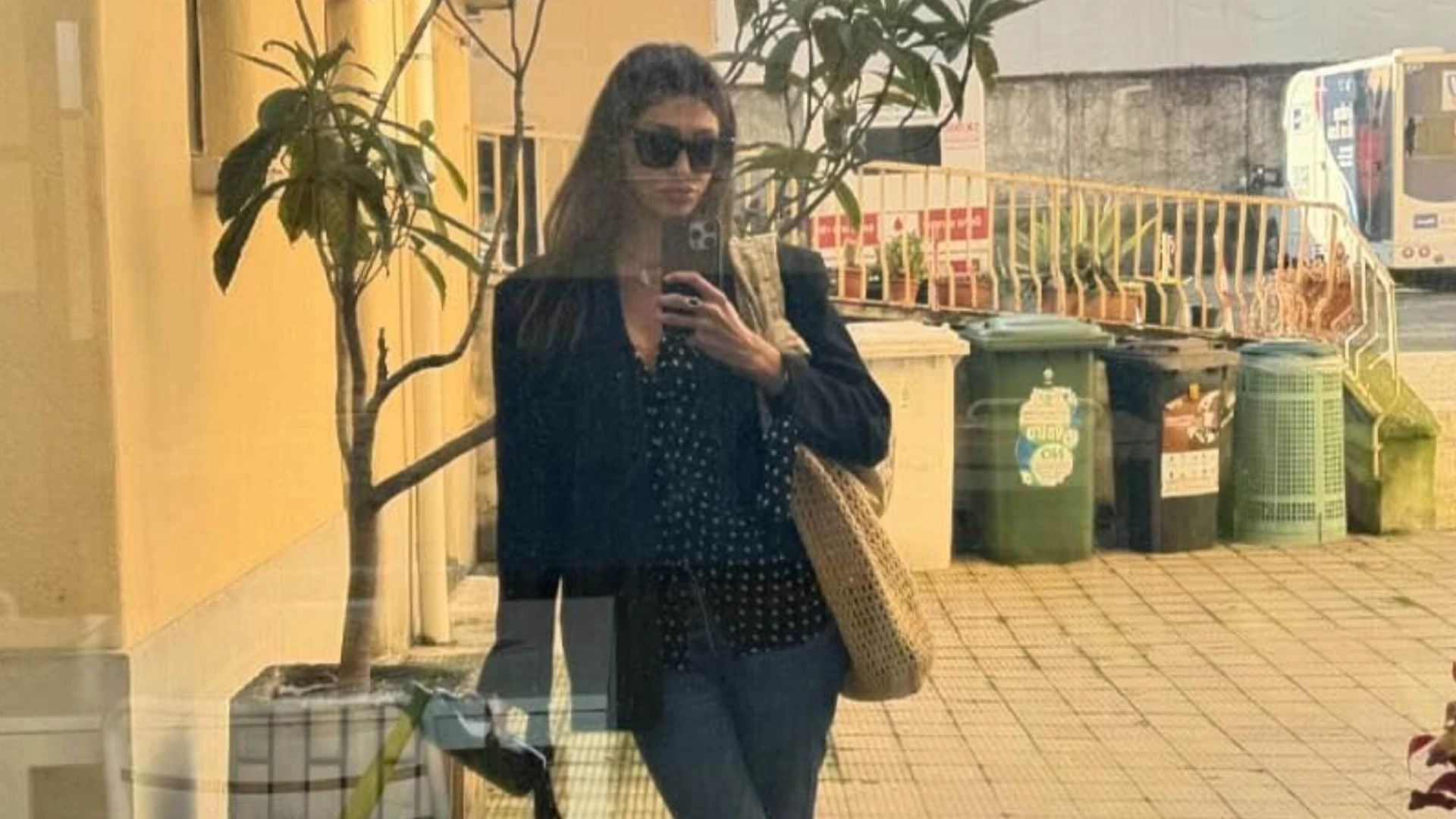 Belén Rodriguez torna a Milano e anticipa l’estate con la borsa di paglia da quasi 2mila euro