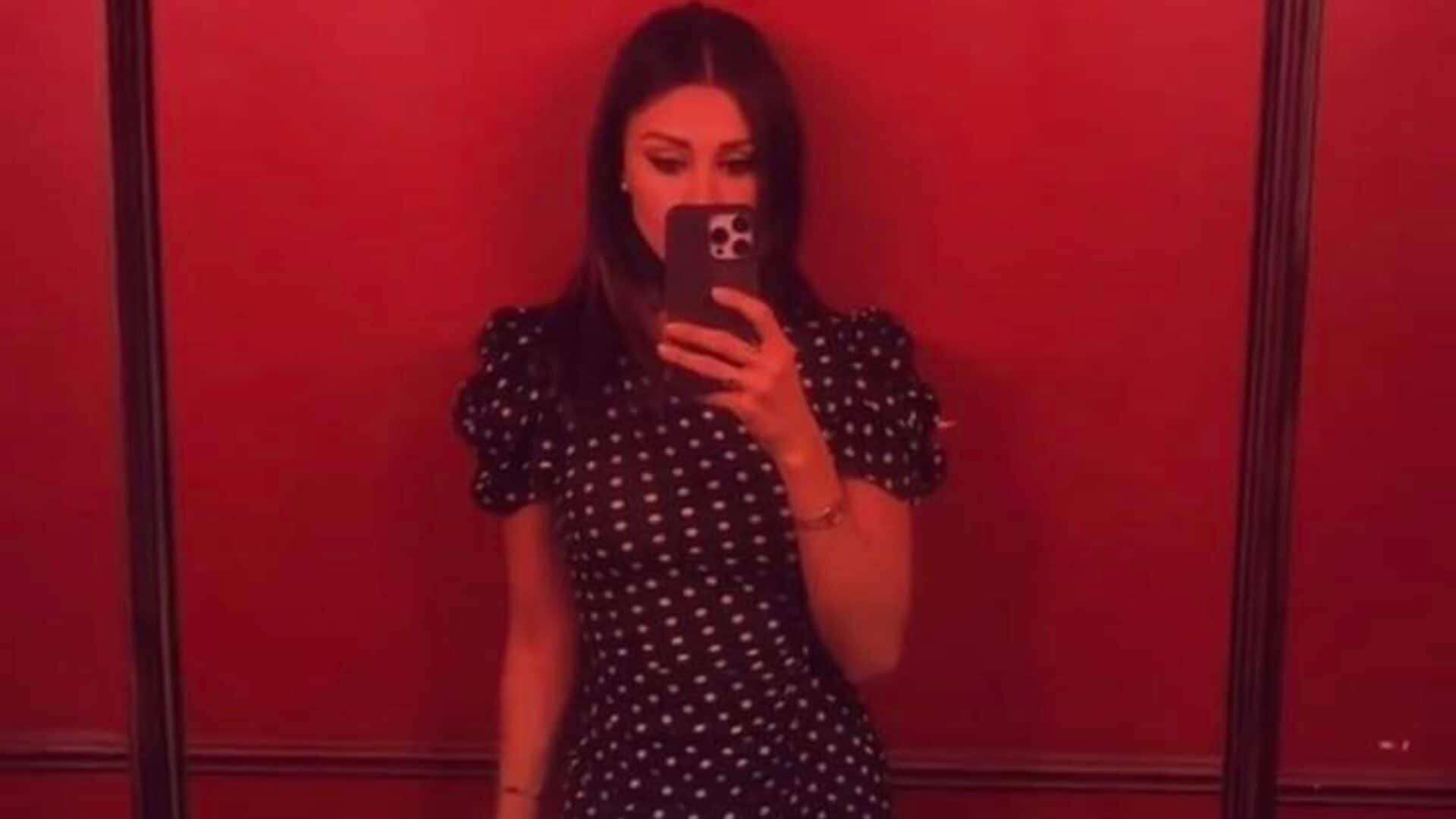 Il weekend scatenato di Belén Rodriguez: balla con gli amici in mini abito a pois e cuissardes