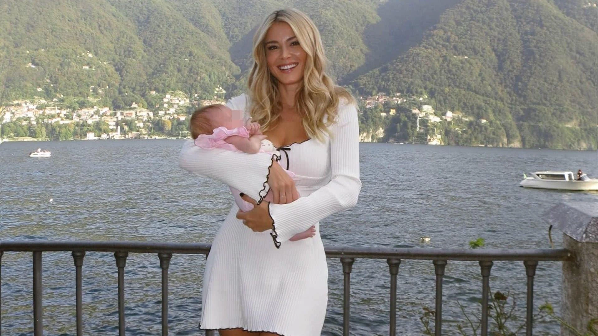 Diletta Leotta dice no ai tacchi: per la domenica con Aria e le amiche indossa i mocassini griffati