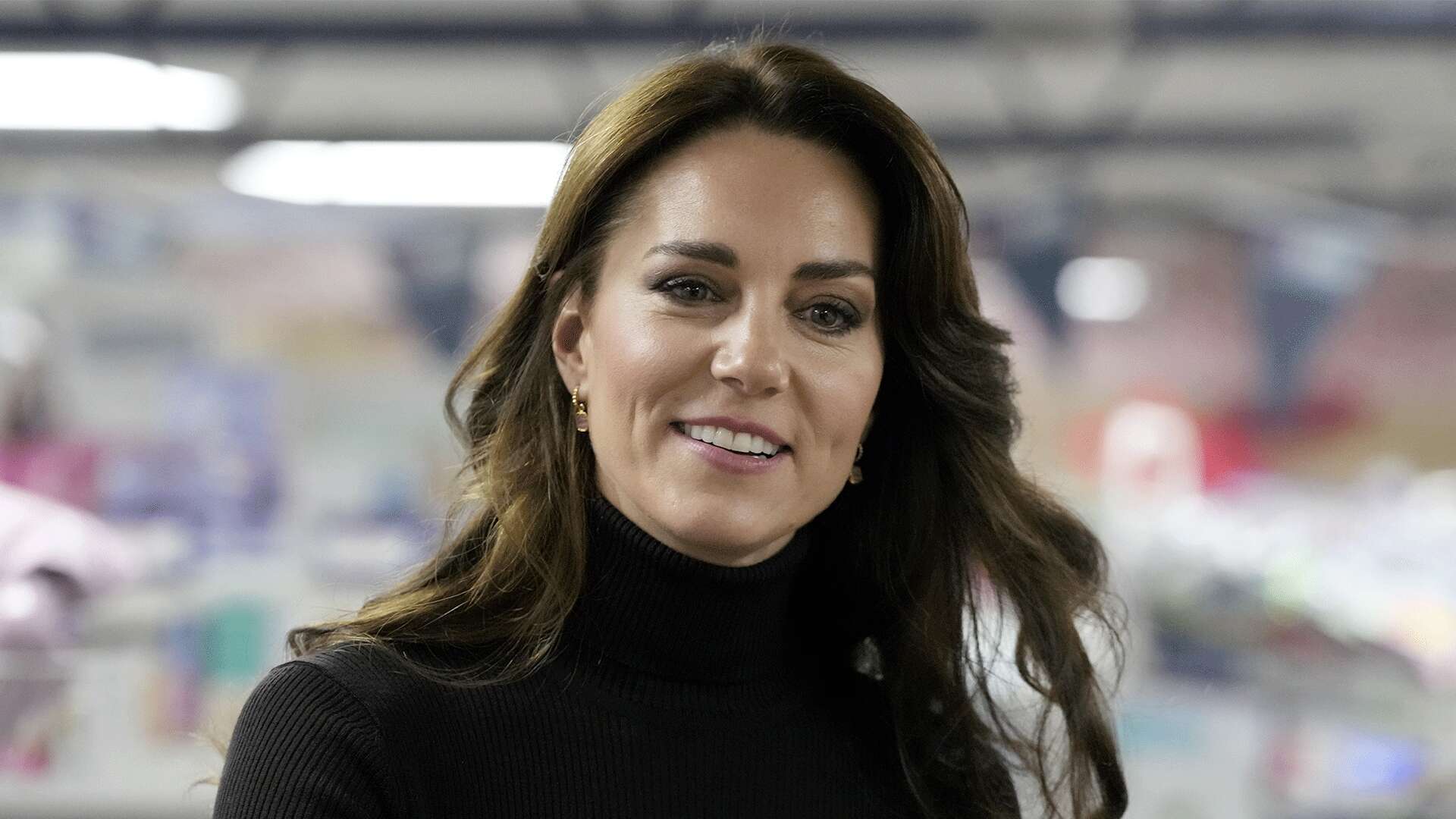 Kate Middleton, principessa trendy con la gonna di pelle e gli stivali alti