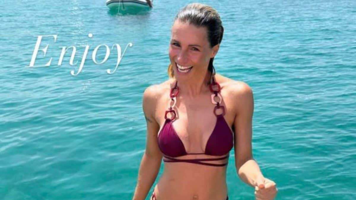 Il ritorno dei bikini con gli anelli: Michelle Hunziker in vacanza rilancia la moda anni ’90