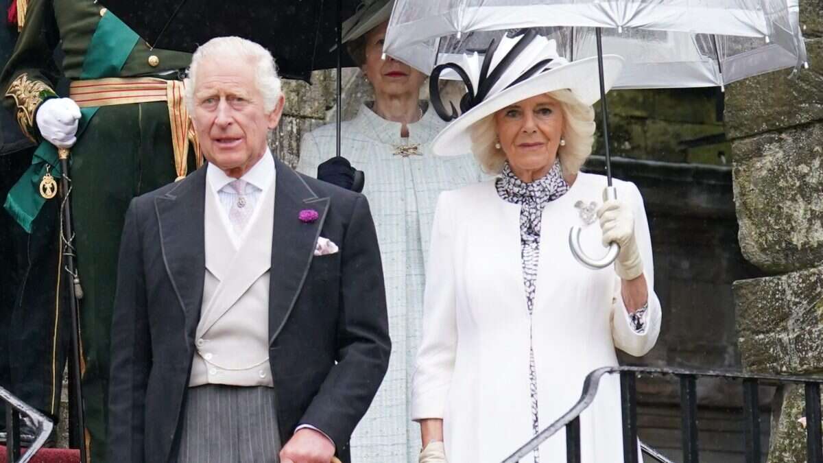 Carlo e Camilla pronti per l’incoronazione in Scozia: garden party tra smoking e omaggi a Elisabetta II