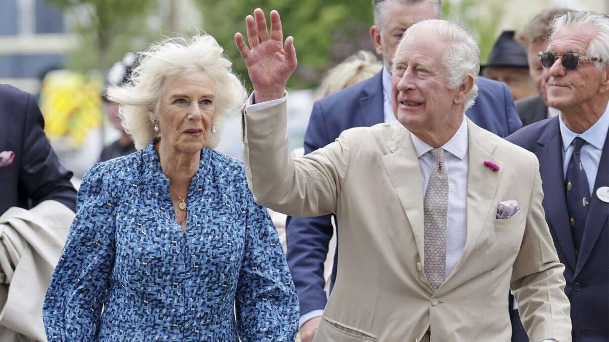 Carlo e Camilla, fiori e colori tenui per la visita al villaggio progettato dal re