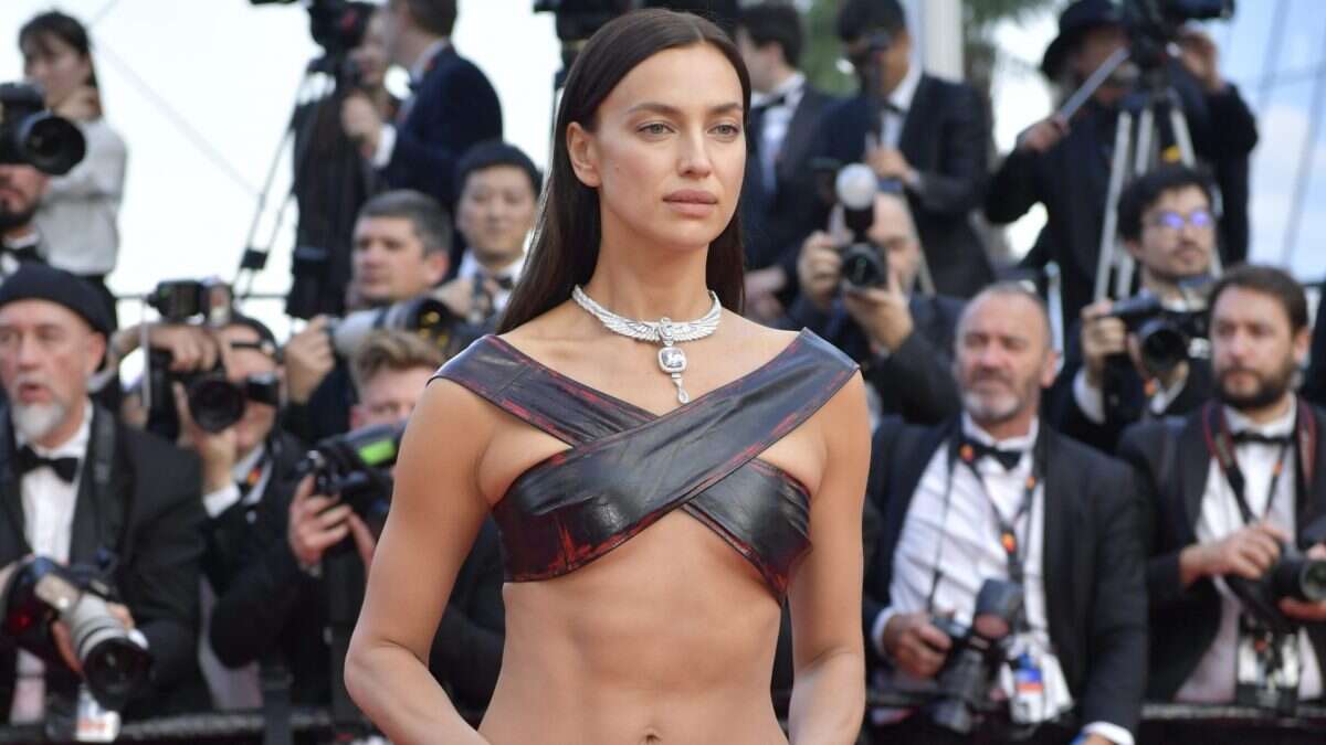 Irina Shayk a Cannes 2023 col micro top incrociato: il look di pelle scopre gli addominali