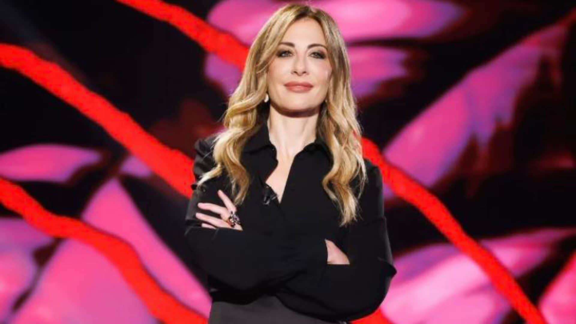 Francesca Fagnani è la diva dark di Belve: per la quarta puntata sceglie i pantaloni da smoking