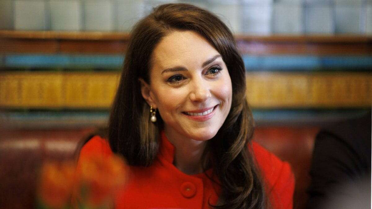 Kate Middleton al pub prima dell’incoronazione: il look “patriottico” col cappotto rosso