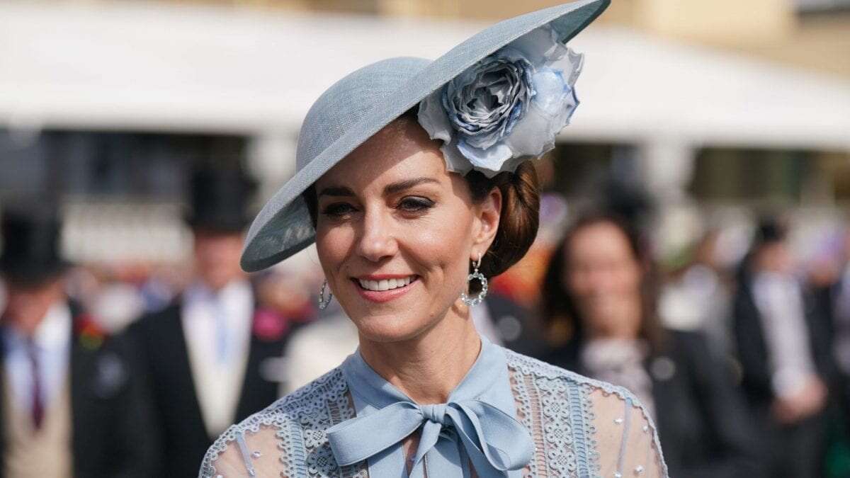 Kate Middleton torna a riciclare: per il garden party sceglie l’azzurro (e Sophie di Wessex la “imita)