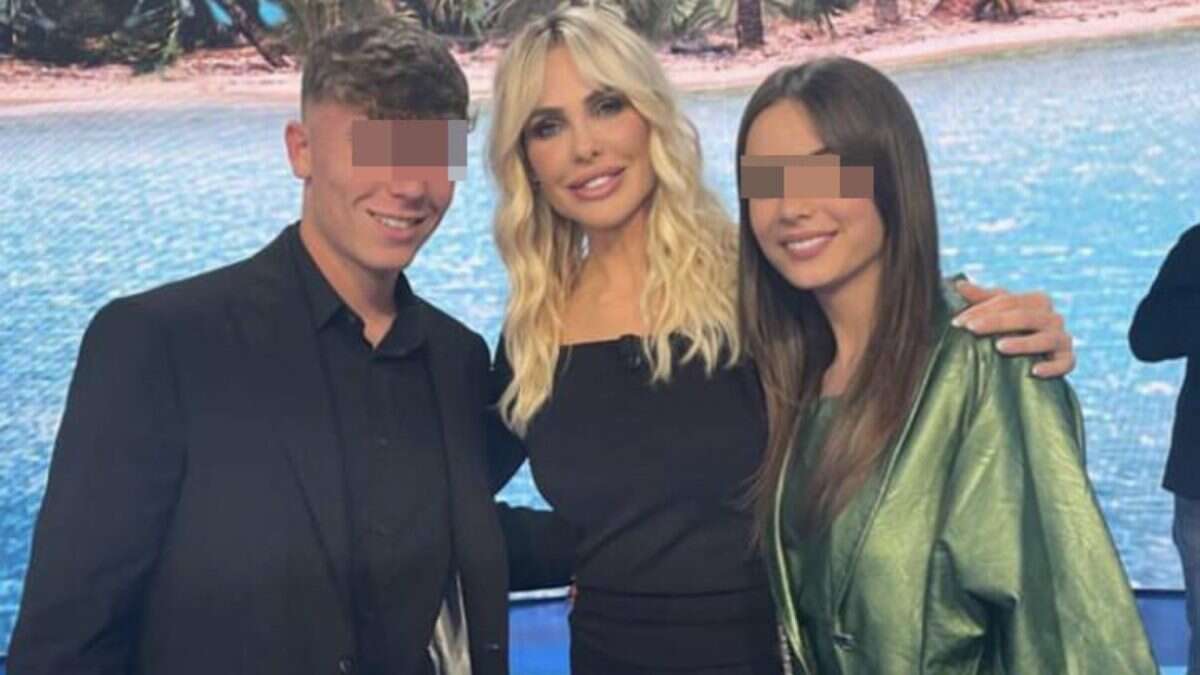 Cristian Totti con la fidanzata a L’isola dei famosi: Melissa Monti sfida Ilary con la borsa griffata