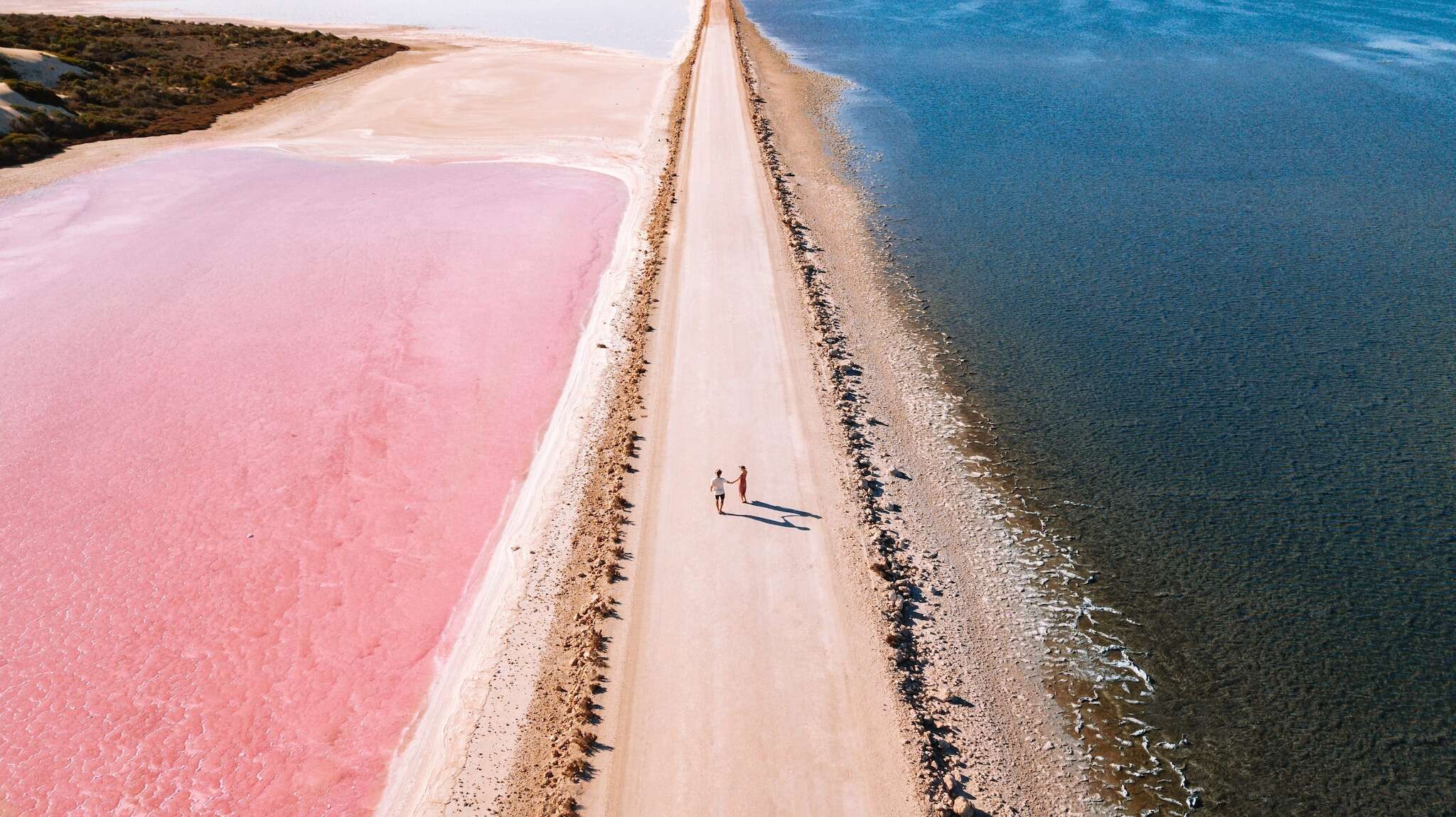 Dal lago di acqua rosa alla barriera corallina più grande: luoghi imperdibili da visitare nel 2024