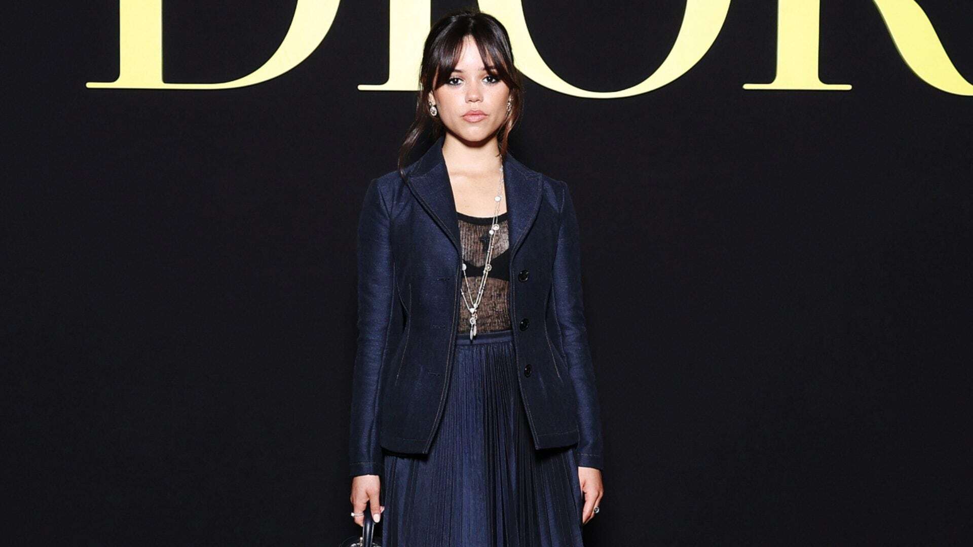 Jenna Ortega alle sfilate a Parigi veste come Mercoledì Addams ma in versione griffata